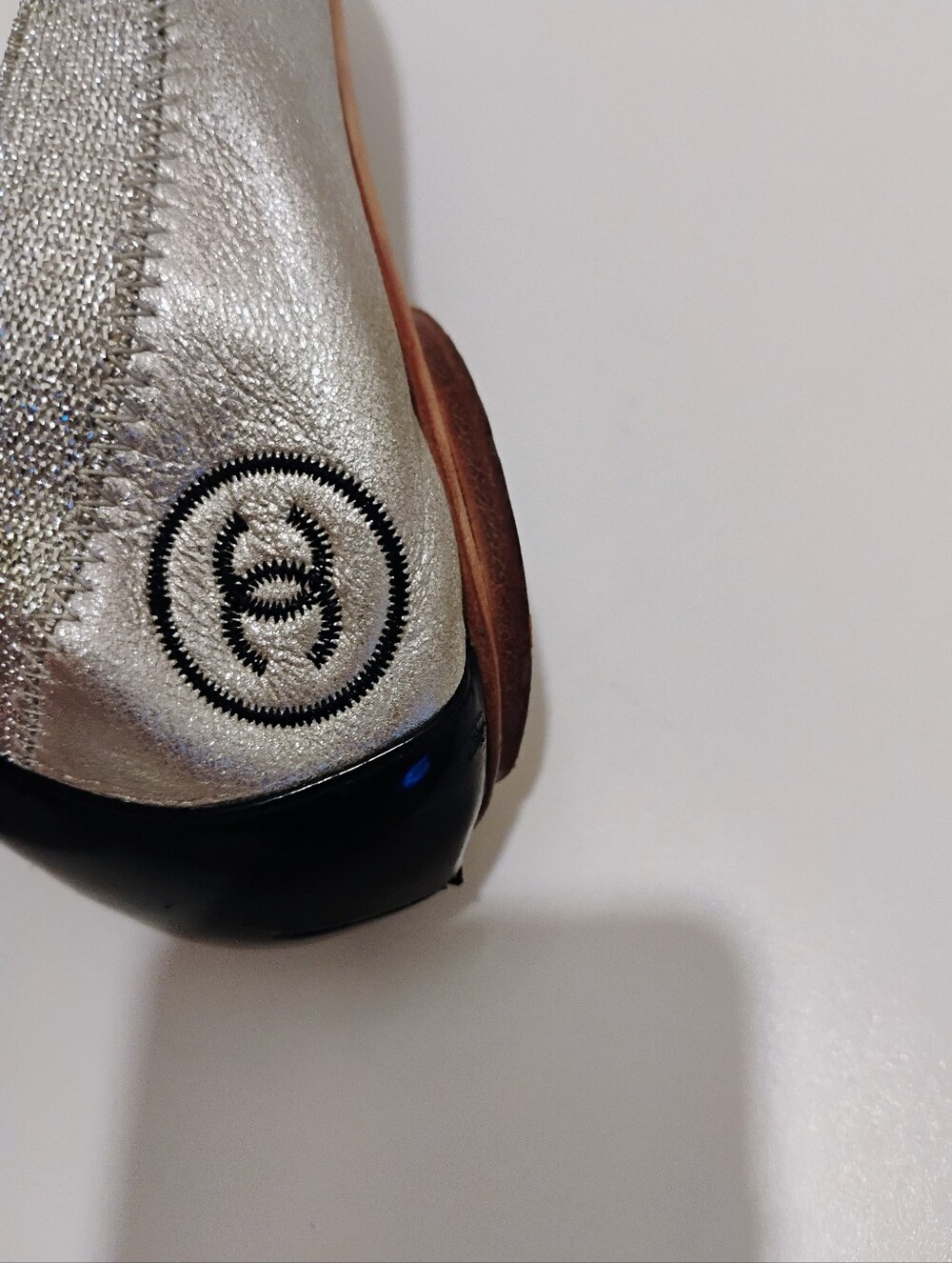 CHANEL Silver Metallic and Black Leather Ballet Flats With CC Logo Size 39 - Picture 6 of 8